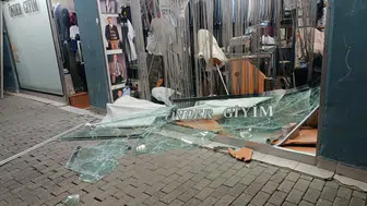 Bursa'da otomobil dükkana girdi, sürücüsü kaçtı