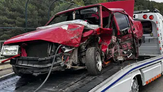 Sakarya'da feci kaza : Otomobil hurdaya döndü, 2 yaralı