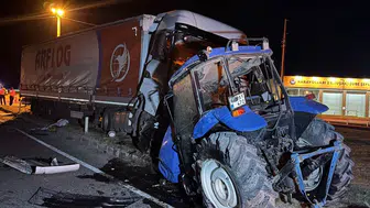Uşak'ta tır ile traktör çarpıştı : 1 ölü, 1 ağır yaralı