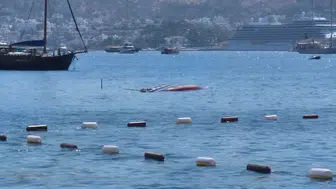 Bodrum Bardakçı Koyu'nda demirli yelkenli tekne sulara gömüldü
