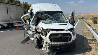 Servis minibüsü tıra çarptı: 1'i ağır 7 yaralı