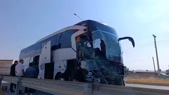 Yolcu otobüsü kamyonete çarptı: 1 ölü, 15 yaralı