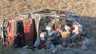 Sivas Gürün'de kamyon şarampole devrildi : 2 yaralı