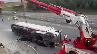 Kocaeli'de tır kontrolden çıkıp devrildi