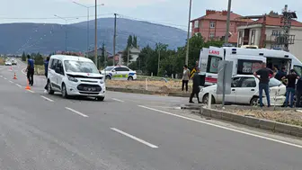 Isparta'da 2 araç çarpıştı : 5 kişi yaralandı