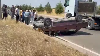 Adıyaman'da iki otomobil çarpıştı : Takla atan araçtaki 2 kişi yaralandı