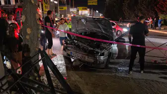 Bursa'da kontrolden çıkan otomobil, direğe çarptı : Sürücü araçta sıkıştı