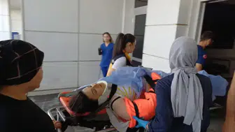 Cam silerken 3'üncü kattan düşüp ağır yaralandı