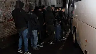 Afyonkarahisar'da göçmen operasyonu : 14 göçmen tır dorsesinde yakalandı