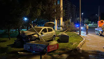 Kayseri'de kaza : Otomobil kaldırımı aşıp parka daldı