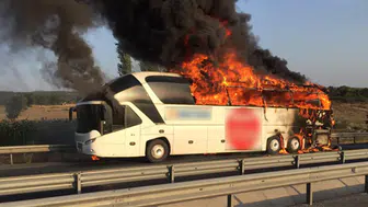 Alanya’da tur otobüsünün motoru alev aldı ! Şoför yangın tüpüyle müdahale etti