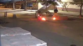 Sakarya'da çukuru fark etmeyen sürücü otomobiliyle kazı alanına düştü