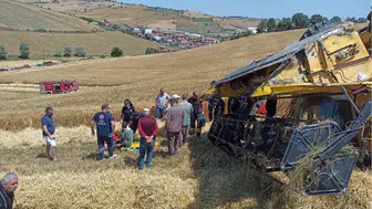 Tokat’ta park halindeki biçerdöver dereye devrildi