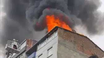 Kağıthane’de korkutan yangın ! 3 katlı binanın çatısı alevlere teslim oldu