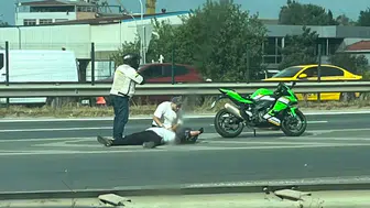 Pendik D-100'de trafik kazası : Otomobil ile motosiklet çarpıştı