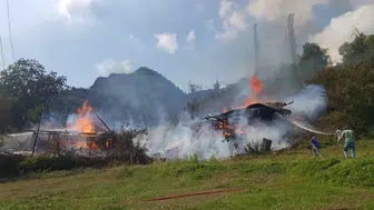 Artvin Şavşat’ta yangın paniği : Alevler 2 evi sardı, 4 hane zarar gördü