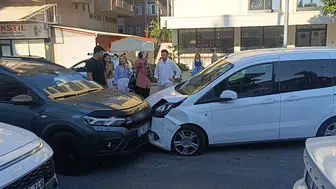 Manavgat'ta 3 araç arasında zincirleme kaza : Maddi hasar meydana geldi