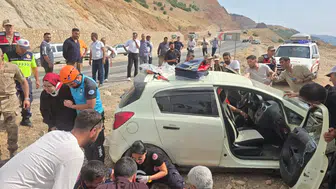 Bingöl'de otomobil yoldan çıktı : Kazada 3 kişi yaralandı