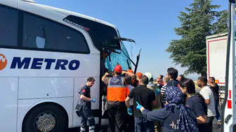 Uşak'ta yolcu otobüsü kamyonu arkadan çarptı : Muavin hayatını kaybetti