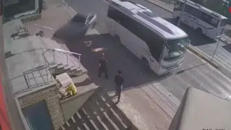 Kocaeli’de otomobil merdiven boşluğuna uçtu ! 2 kişi saniyelerle kurtuldu