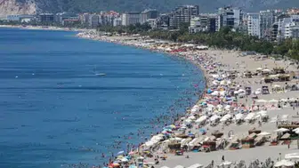Antalya'da sıcak hava : Vatandaşlar ve turistler sahile koştu
