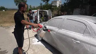 Sokaktaki kirli araçları habersizce yıkıyor