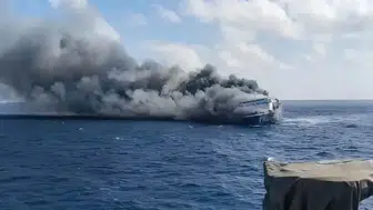 Endonezya'da yolcu feribotu alevlere teslim oldu : 5 ölü, 41 kayıp