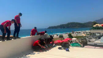 Fethiye'de yamaç paraşütü kazası ! Çatıya düşen pilot ve İngiliz yolcu kurtarıldı