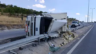 Kayseri'de tır devrildi ! Sürücü yaralı olarak hastaneye kaldırıldı