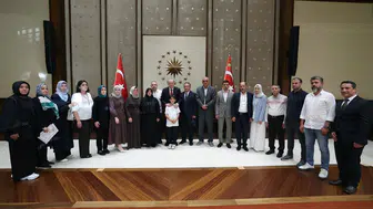 Erdoğan, okul saldırısında hayatını kaybeden öğrencilerin aileleriyle görüştü
