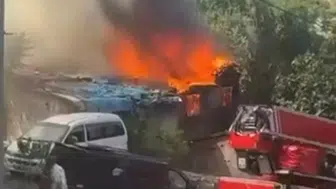 Gaziosmanpaşa’da boş gecekondu yangını : Alevler bitişikteki eve sıçradı