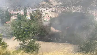 Tokat'ta otluk alanda çıkan yangın metruk binaya sıçradı