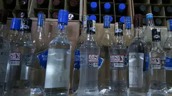 İzmir Urla'da sahte alkol operasyonu : 2 bin 200 litre ele geçirildi