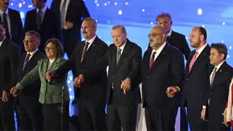 3 milletvekili ve 7 belediye başkanı AK Parti'ye katıldı