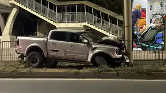Eskişehir'de alkollü sürücünün kullandığı kamyonet direğe çarptı : 1 yaralı
