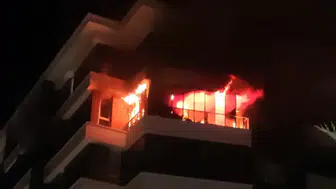 Aksaray'da apartmanda gece yarısı yangın : 14 kişi dumandan etkilendi