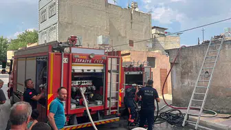 Kilis'te korkutan yangın ! Metruk ev alevlere teslim oldu