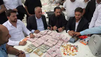 Para sayma makinesi kurulan düğün: Takılar bavulla taşındı