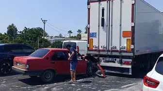 Antalya'da duran tıra Tofaş çarptı : Bir yaralı