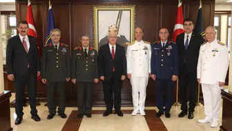 Bakan Güler'den Gölcük'te Donanma Komutanlığına anlamlı ziyaret
