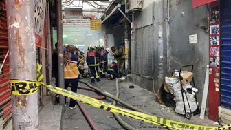 Eminönü'nde yangın : 2 itfaiye eri dumandan etkilendi
