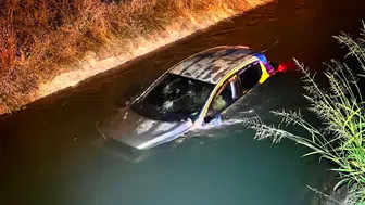 Balıkesir Sındırgı'da otomobil su kanalına uçtu : 2 yaralı