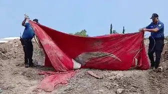 Hatay’da duygu dolu anlar ! Polis enkazdaki Türk bayrağını öpüp başına koydu