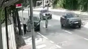 Pendik'te yayaya çarpmamak için direksiyon kırdı : Dede ve torununu yaralandı