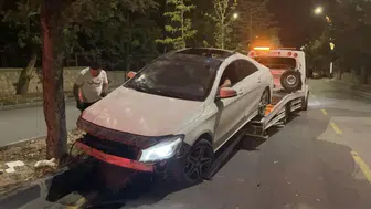 Niğde'de kontrolden çıkan otomobil, refüjdeki ağaçlara çarptı : 2 yaralı