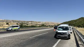 Adıyaman'da hafif ticari araç ile otomobil çarpıştı : 5 yaralı
