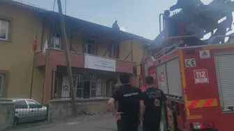 Hakkari'de çatıda mahsur kalan işçi itfaiye ekiplerince kurtarıldı