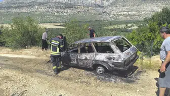 Mersin'de park halindeki otomobil alev alev yandı