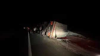 Kastamonu'da kontrolden çıkan kamyon devrildi