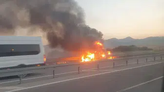 Muş'ta seyir halindeki araç alevlere teslim oldu